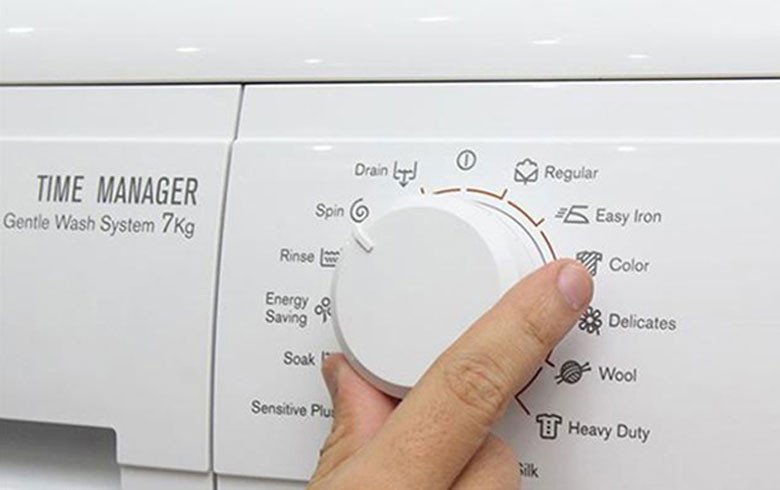 Xoay núm chọn chế độ trên máy giặt Electrolux để chuẩn bị reset