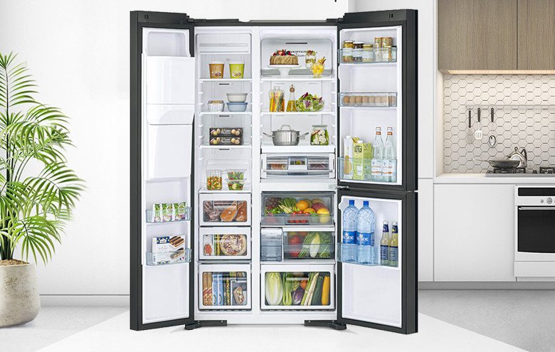 Bên trong tủ lạnh Hitachi 569 lít với không gian lưu trữ rộng rãi và các ngăn tiện dụng.