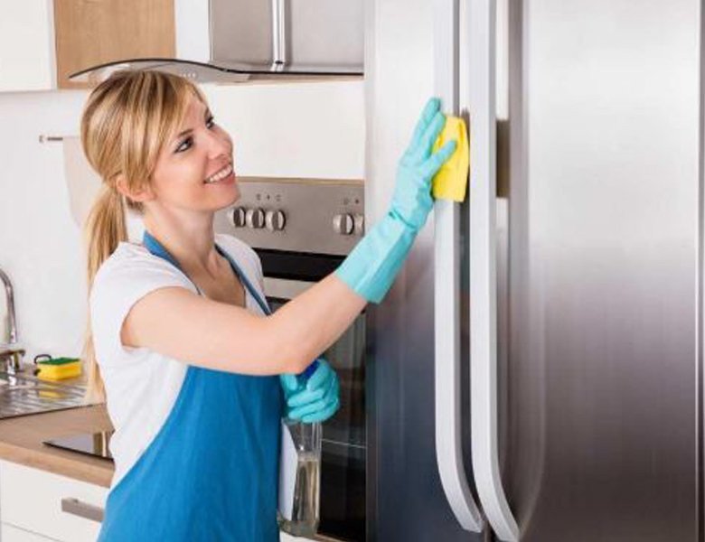 Bên trong tủ lạnh với các ngăn chứa thực phẩm, biểu trưng cho việc bảo quản và sử dụng hiệu quả.