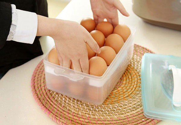 Các quả trứng được xếp gọn gàng trong tủ lạnh, minh họa thời hạn sử dụng