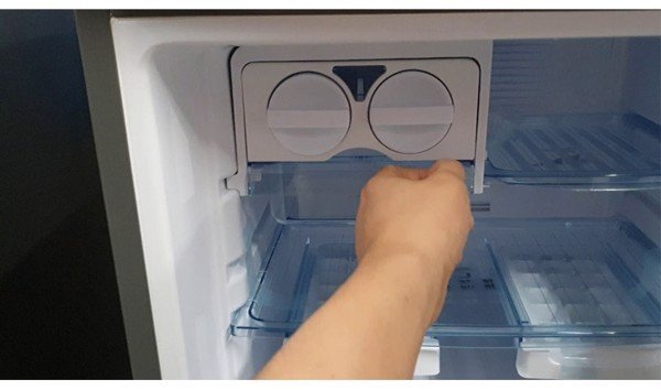 Chi tiết khay đá xoay tiện lợi của tủ lạnh Funiki FR-125CI