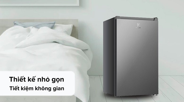 Chi tiết nội thất bên trong tủ lạnh Electrolux 94l model EUM0930AD-VN với các khay kính chịu lực và ngăn rau củ