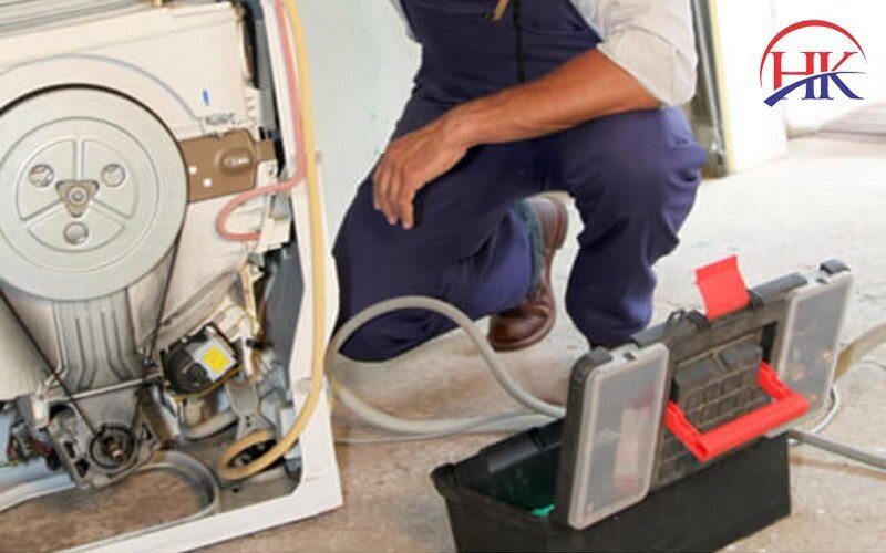 Chuyên gia điện lạnh thực hiện sửa chữa máy sấy quần áo tại nhà