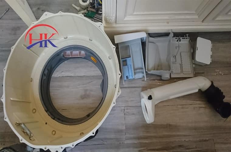 Chuyên gia thực hiện vệ sinh lồng giặt định kỳ