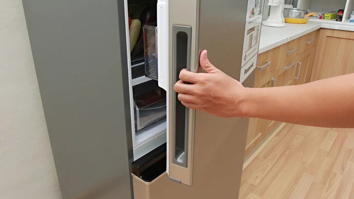 Cửa tủ lạnh không đóng kín do băng tuyết