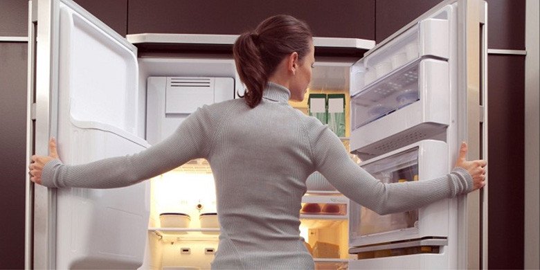 Đá đóng dày đặc trong ngăn đông làm cánh tủ lạnh bị hút chặt