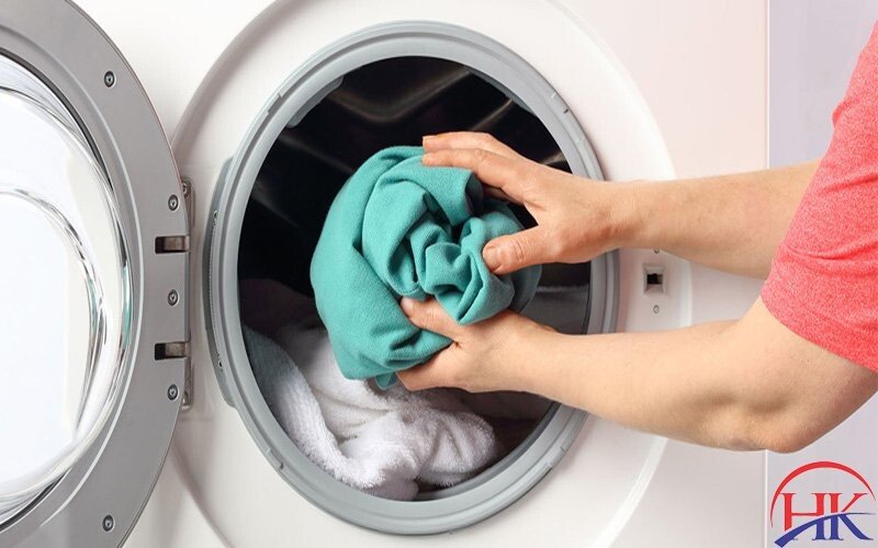 Đặt lượng quần áo phù hợp vào máy sấy để tránh quá tải