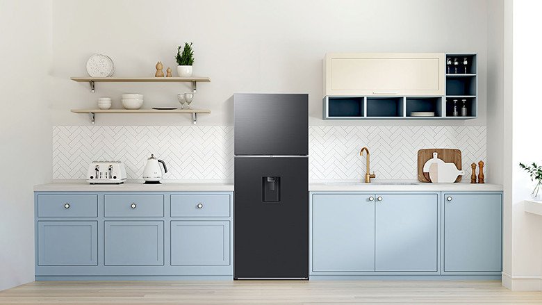 Góc nhìn cận cảnh thiết kế phẳng và tay cầm ẩn của tủ lạnh Samsung Inverter 382 lít.