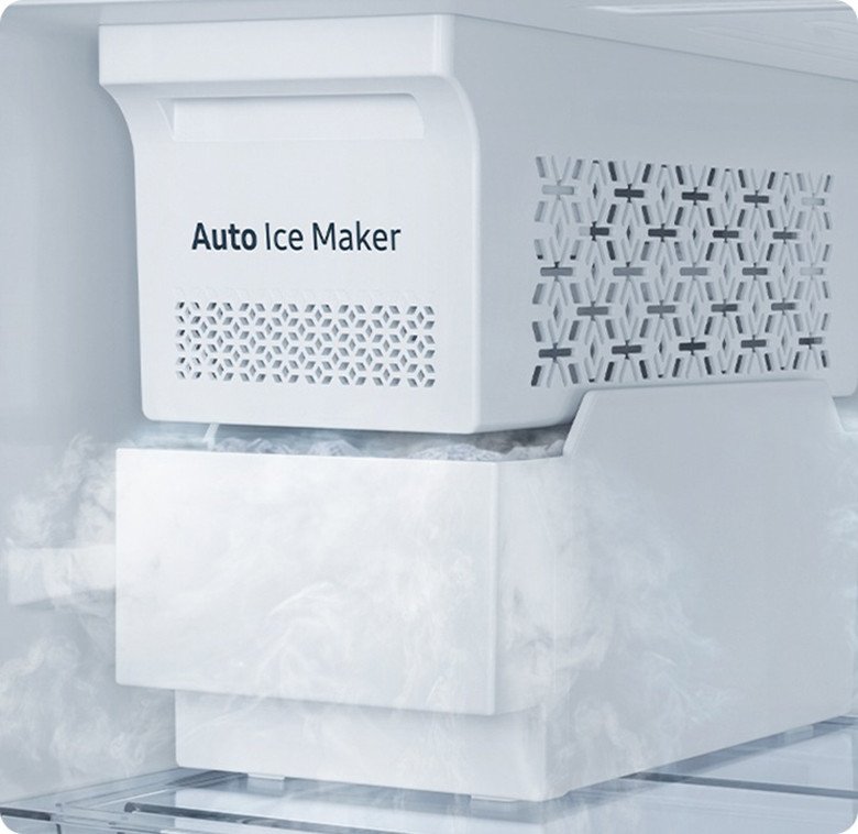 Hệ thống làm đá tự động Auto Ice Maker tiện lợi trên tủ lạnh Samsung RT38CG6584B1SV.