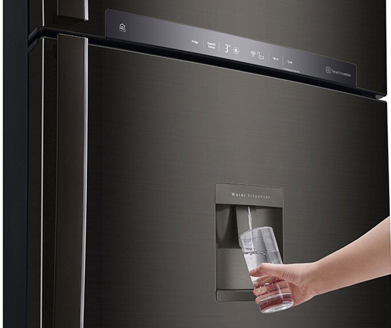 Hệ thống lấy nước ngoài tích hợp trên tủ lạnh LG GN-D602BLI giúp tiết kiệm năng lượng