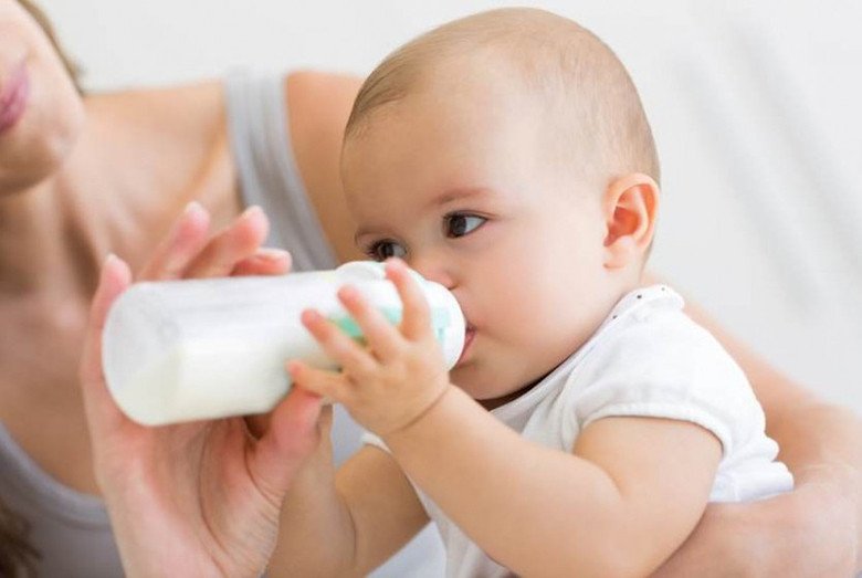 Hình ảnh một bình sữa mẹ đã được bảo quản lạnh, cho thấy sự tách lớp và có thể có mùi vị thay đổi