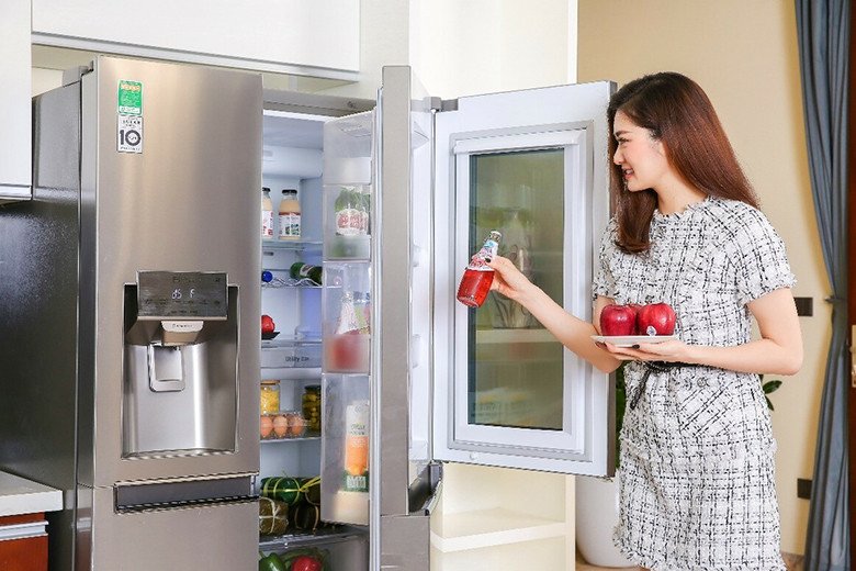 Hình ảnh tủ lạnh LG hiện đại với bảng điều khiển điện tử, minh họa cách điều chỉnh nhiệt độ dễ dàng