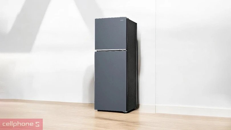 Hộp đá xoay di động tiện lợi trên tủ lạnh Aqua AQR-T380FA(SL) 328 lít