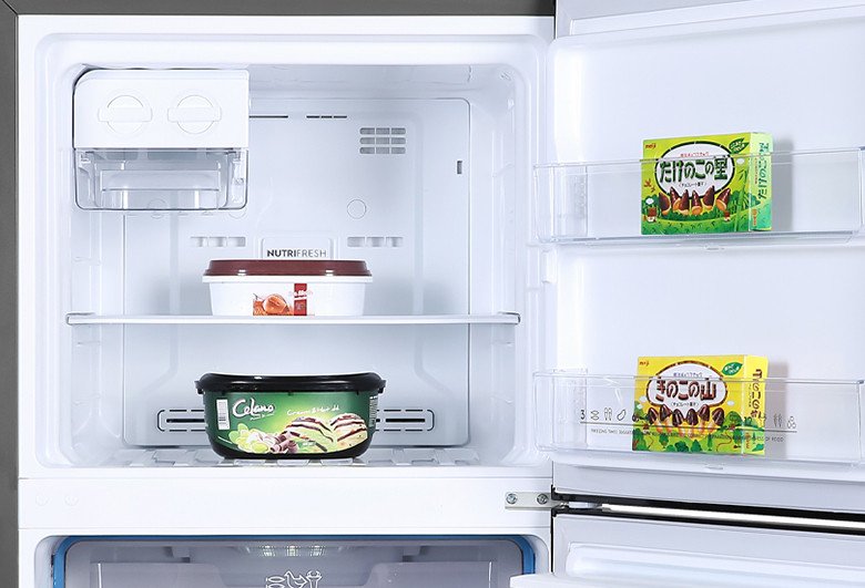 Hộp đá xoay tiện lợi tích hợp trên tủ lạnh Electrolux ETB3740K-A