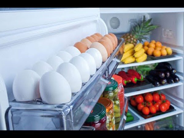 Hộp trứng được bảo quản cẩn thận trong ngăn mát tủ lạnh