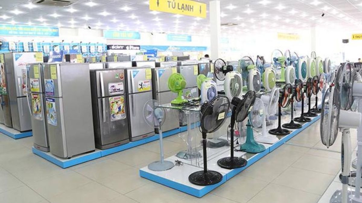 Khách hàng tham khảo các mẫu tủ lạnh mini tại cửa hàng điện lạnh