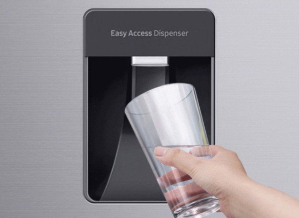 Khay lấy nước bên ngoài tiện lợi trên tủ lạnh Samsung