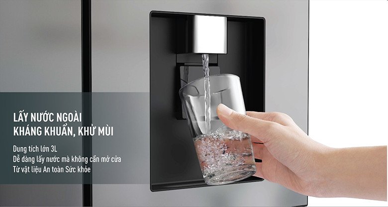 Khay lấy nước ngoài tiện ích trên tủ lạnh Panasonic NR-YW590YMMV, đảm bảo nước sạch và an toàn cho sức khỏe