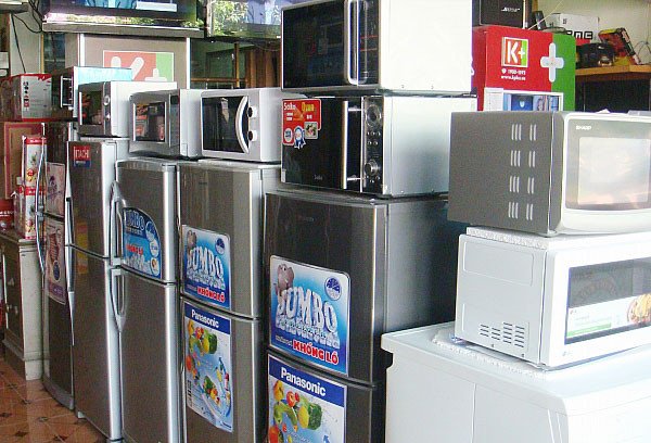 Kho hàng trưng bày các mẫu tủ lạnh Panasonic cũ đang được phân loại