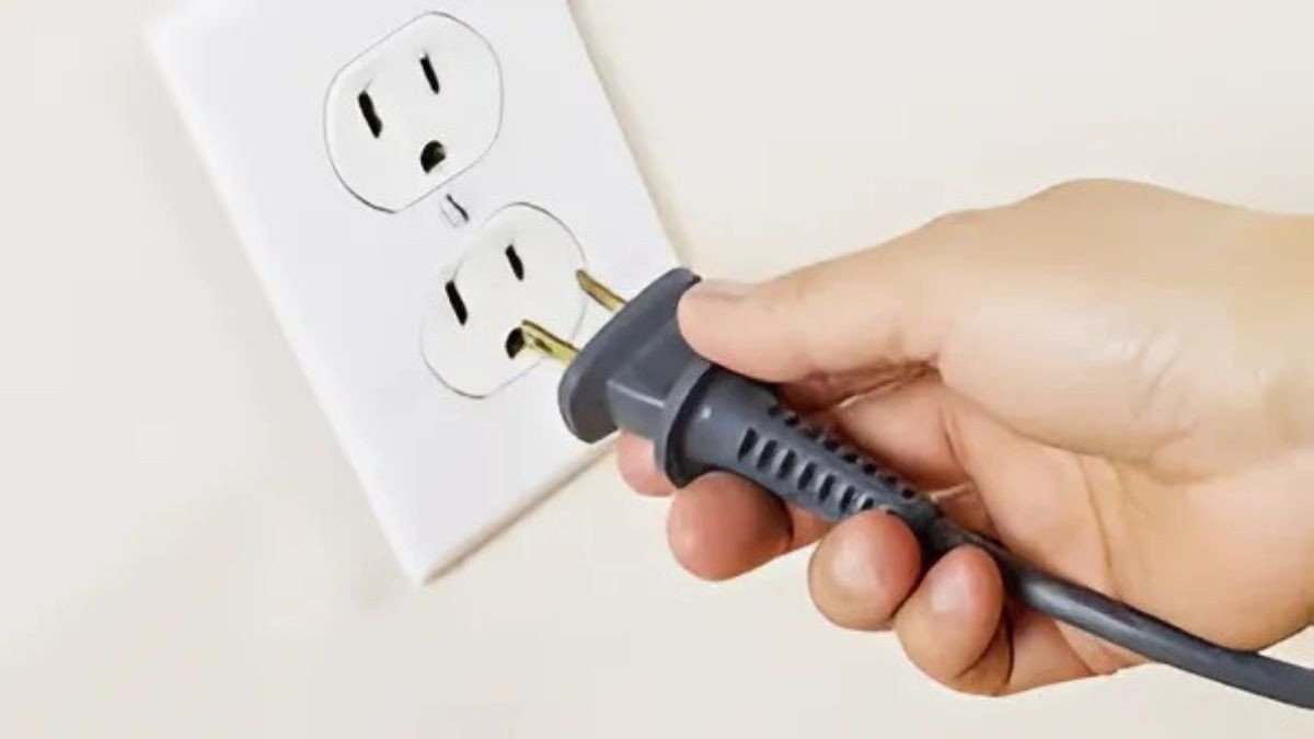 Kiểm tra dây nguồn và ổ cắm điện khi tủ lạnh không có nguồn.