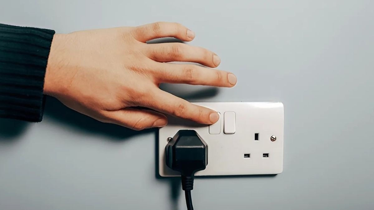 Kiểm tra kỹ ổ cắm điện để khắc phục tủ lạnh mất nguồn.
