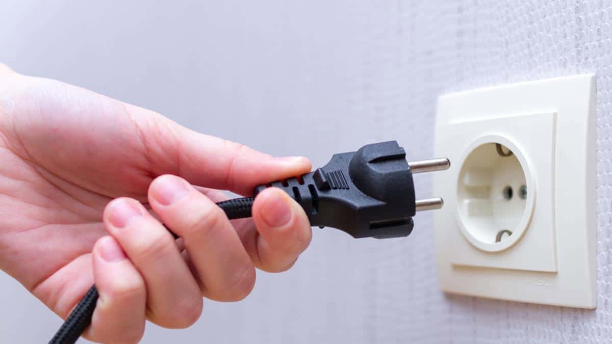 Kiểm tra nguồn điện và dây cáp