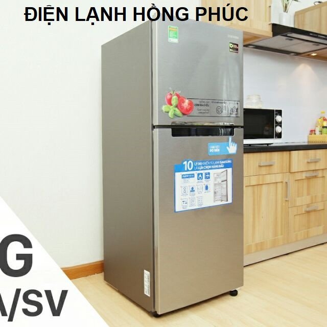 Kỹ thuật viên đang kiểm tra bảng mạch tủ lạnh để khắc phục sự cố tại Cầu Giấy