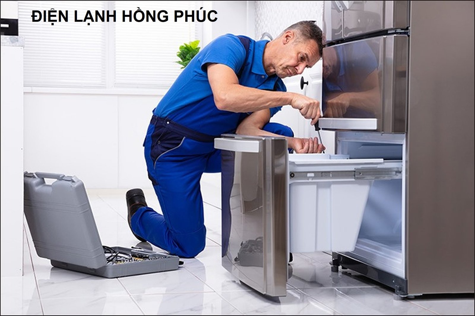 Kỹ thuật viên đang kiểm tra lỗi tủ lạnh tại nhà ở Mỹ Đình