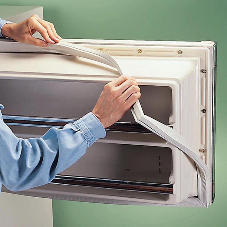 Kỹ thuật viên đang kiểm tra tủ lạnh Sharp Inverter để khắc phục lỗi không đông đá