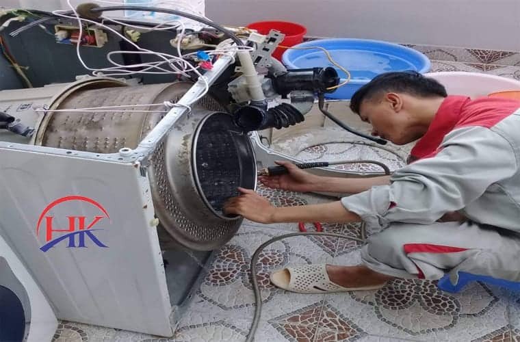 Kỹ thuật viên Điện Lạnh Trường Thịnh kiểm tra và làm sạch máy giặt