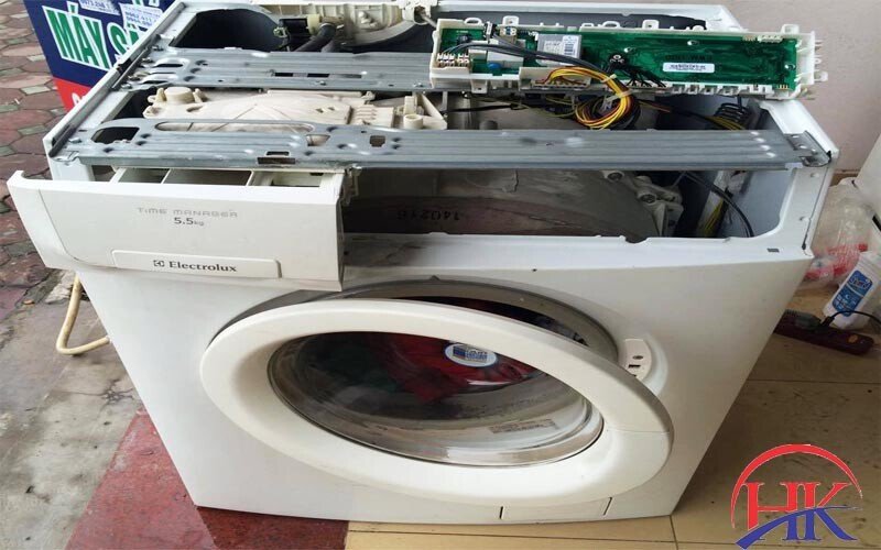 Kỹ thuật viên kiểm tra bo mạch máy giặt