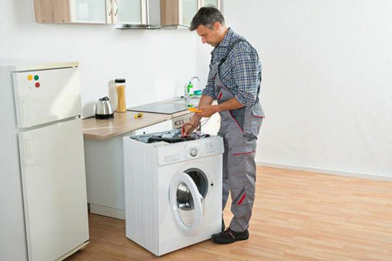 Kỹ thuật viên sửa chữa máy giặt Panasonic khi gặp lỗi H59