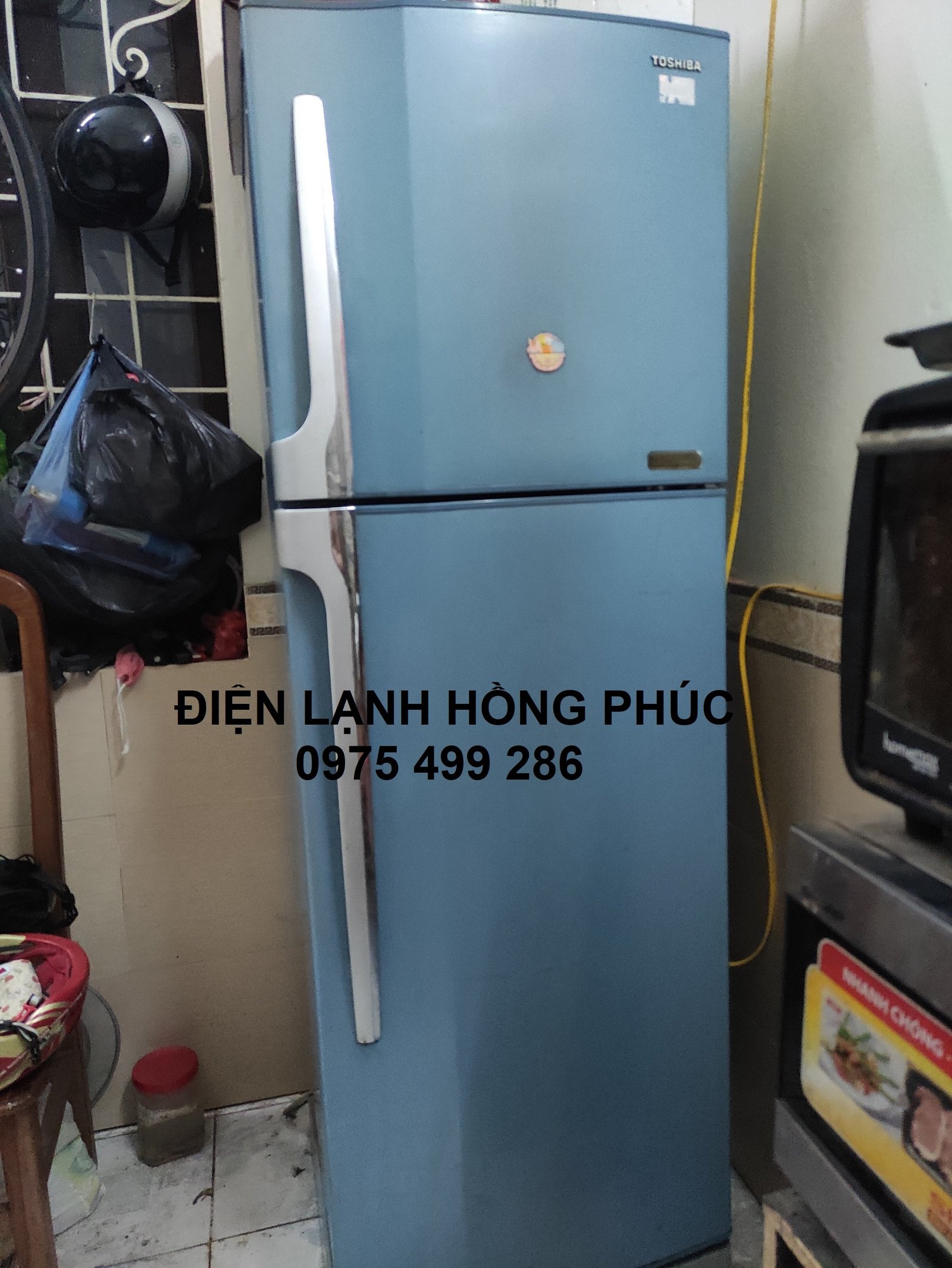 Kỹ thuật viên sửa chữa tủ lạnh Toshiba Inverter, khắc phục lỗi tủ lạnh Toshiba chuyên nghiệp.