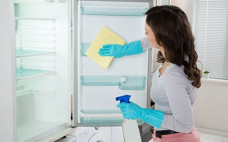 Làm sạch gioăng cửa tủ lạnh để ngăn chặn tình trạng hút chặt