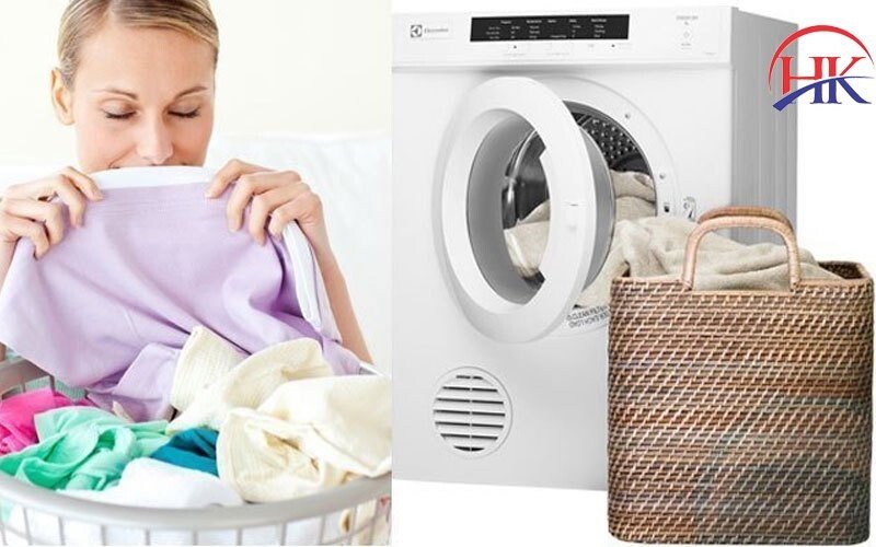 Lưới lọc bụi bẩn trong máy sấy quần áo gây mùi hôi