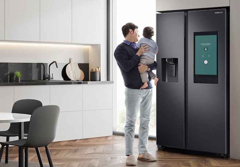 Màn hình Family Hub lớn trên tủ lạnh Samsung RS64T5F01B4/SV với tính năng đàm thoại rảnh tay