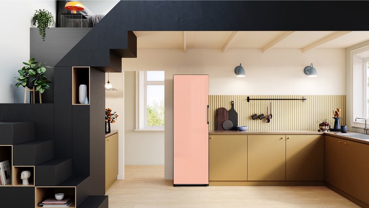 Mặt gương Clean Glass của mặt tủ lạnh Samsung Bespoke RA-R23DAA3KGG tạo vẻ ngoài sang trọng, cao cấp