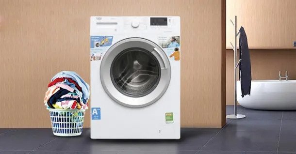 Máy giặt Beko đang hoạt động với bảng điều khiển và màn hình hiển thị