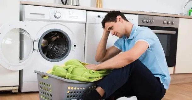 Máy giặt đang hoạt động và rung lắc, tượng trưng cho tiếng ồn khi vắt