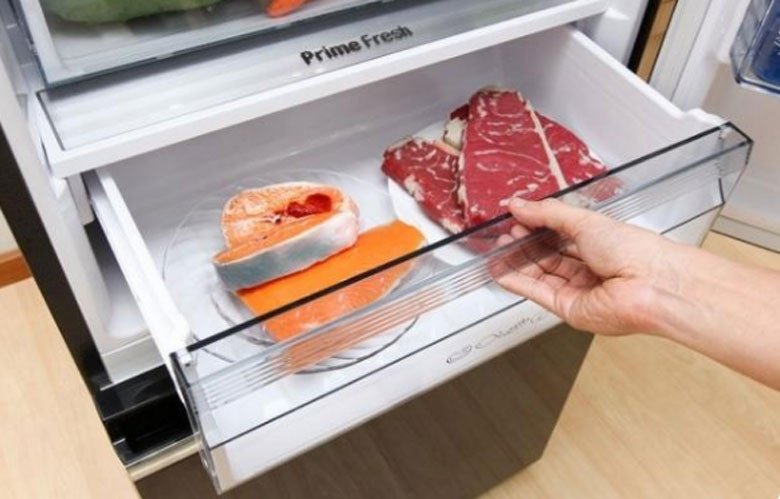 Minh họa bên trong ngăn đông mềm của tủ lạnh Toshiba, chứa thực phẩm tươi sống không bị đóng đá hoàn toàn.