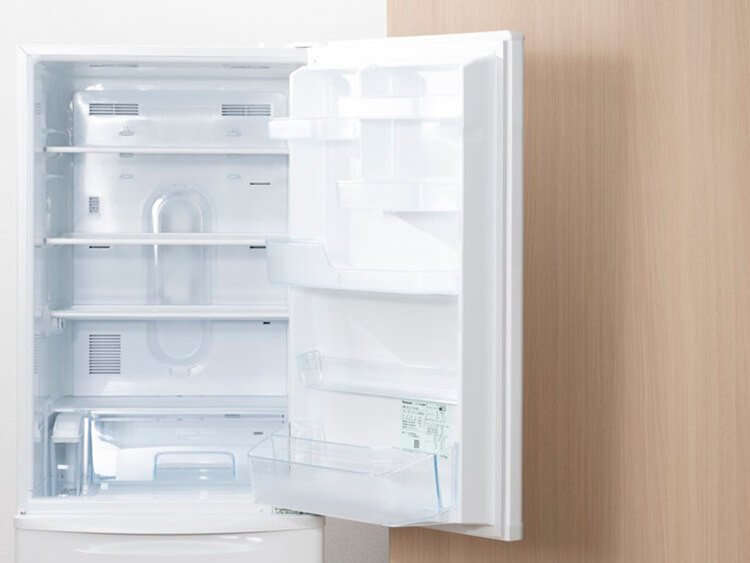 Mở rộng cửa tủ lạnh Sharp để không khí lưu thông, giúp lớp tuyết tan chảy tự nhiên nhanh hơn