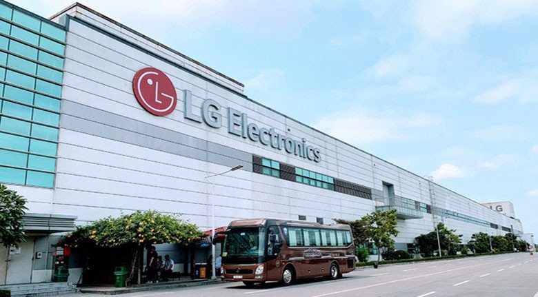 Một chiếc tủ lạnh LG Side By Side sang trọng đặt trong không gian bếp hiện đại