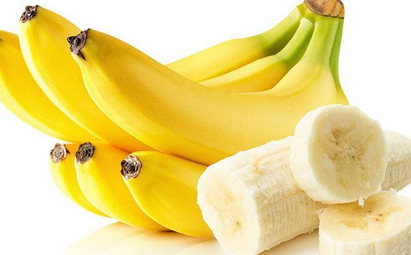 Nải chuối chín vàng được treo ở nơi thoáng mát ngoài tủ lạnh, phương pháp bảo quản chuối tối ưu.