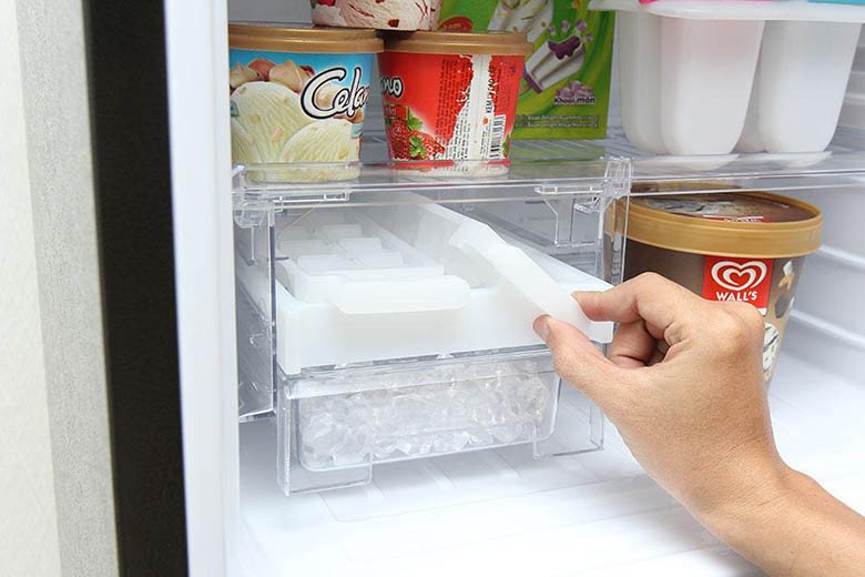 Ngăn đông tủ lạnh Sharp 271 lít với khay đá xoay tiện lợi