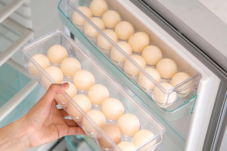 Ngăn đựng trứng tích hợp sẵn trong cánh tủ lạnh, giúp tối ưu không gian và giữ trứng an toàn.