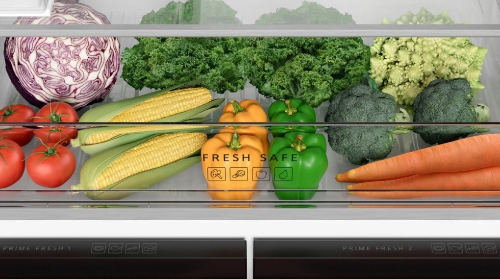 Ngăn rau củ Fresh Safe với độ ẩm tối ưu giúp rau quả tươi lâu trong tủ lạnh Panasonic 650 lít