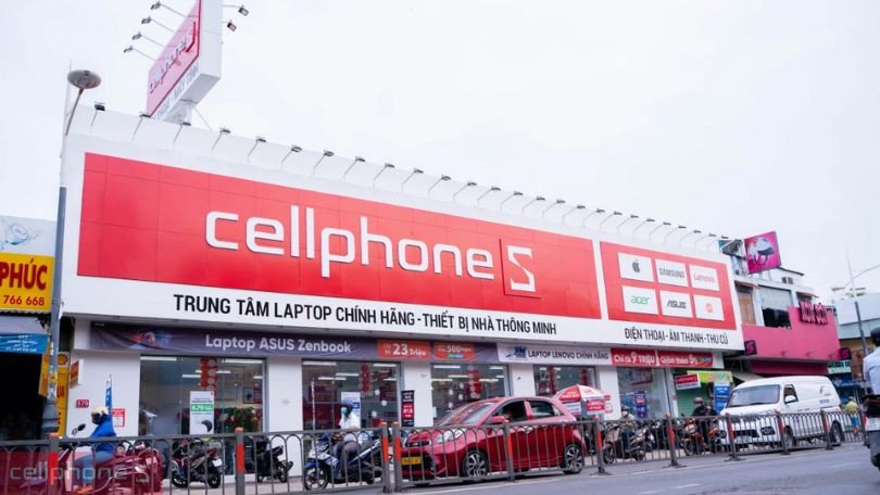 Người dùng đang kiểm tra thực phẩm trong tủ lạnh ngăn đá trên
