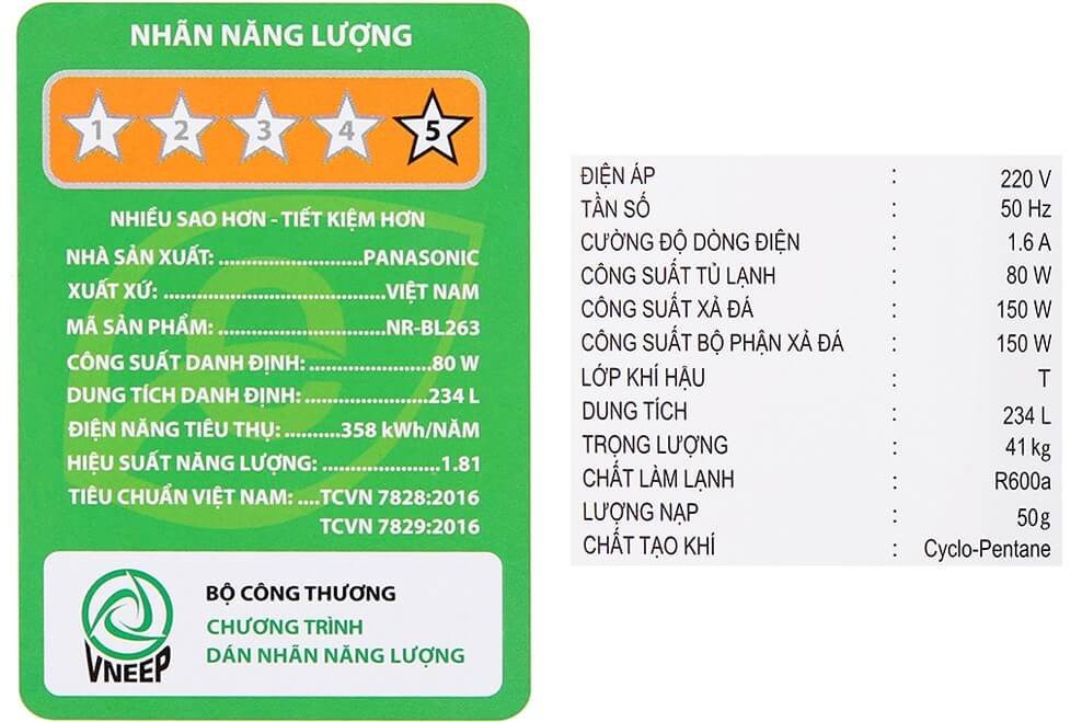 Người dùng đang tính toán công suất tiêu thụ điện của tủ lạnh bằng bảng số liệu.