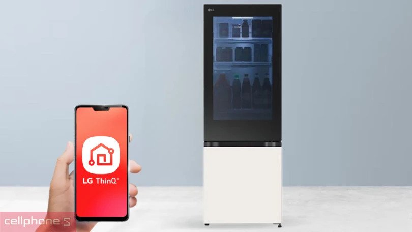 Người dùng điều khiển tủ lạnh LG Inverter InstaView LBB33BGMAI qua ứng dụng LG ThinQ trên điện thoại thông minh