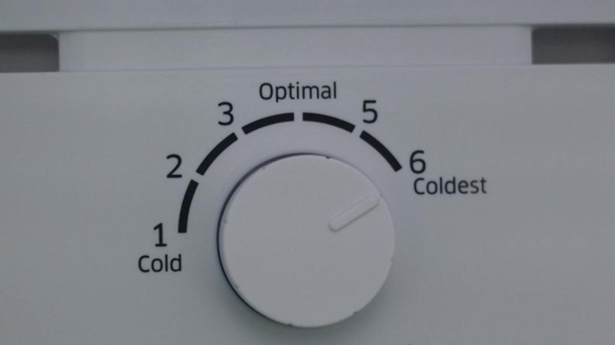 Người dùng kiểm tra nhiệt độ trên bảng điều khiển của tủ lạnh Toshiba để khắc phục tình trạng ngăn mát không lạnh
